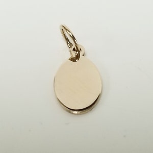 Venta Colgante con monograma inicial ovalado de oro amarillo de 14k de 5/8" G653