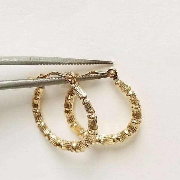 Aretes de aro con diseño festoneado de bambú, 0,85 gramos, 5/8" (16 mm), en oro amarillo de 14 k, GE527
