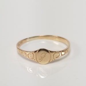 Anillo de bautismo para bebé con inicial ovalada estilo victoriano con letra inicial en cursiva J o M, tamaño 2,75, estilo vintage, de oro amarillo de 14 k, con detalles G299