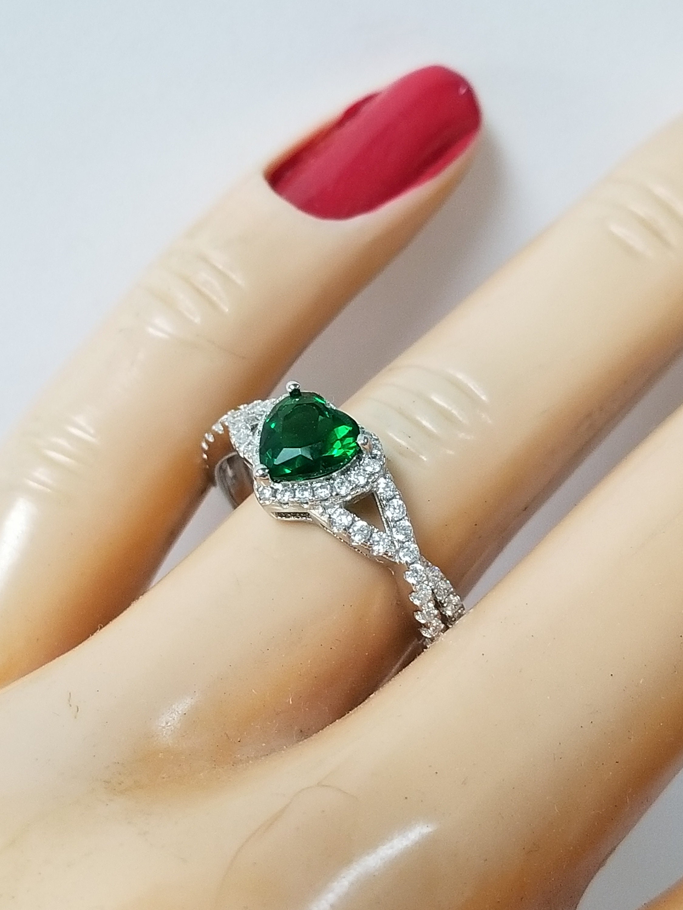セレブ愛用【THE M JEWELERS】THE GREEN EMERALD HEARTリング The Green Emerald Heart Ring | The M Jewelers