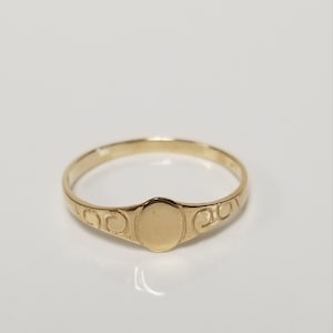 Anillo de bautismo para bebé con inicial ovalada, estilo victoriano, de oro amarillo de 14 k, tamaño 3,25, con detalles G299
