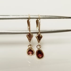 Orecchini pendenti con chiusura a leva, a forma di goccia, in oro giallo 14k, da 7/8&quot;, con granato naturale da 0,50 ct, G451 da 0,50 ct