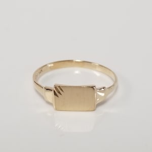 Anillo con monograma de oro amarillo de 14 k, talla 3, con inicial de sello, flor midi, color meñique, pulido o sin pulir, G208