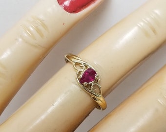Size 6 Estate 10k Yellow Gold Natural .20ct Ruby Pear or
