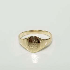 Anillo con monograma ovalado de M mayúscula, talla M, en oro amarillo de 14 k, inicial de bebé, meñique, niña, G86