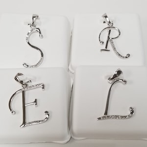 ESCOLHA 3/4" Estate 10k Ouro Branco Inicial Capital E L R S Carta .10ct Pingente de Diamante Charme Impressionante Vitória Victoria DNG60-0