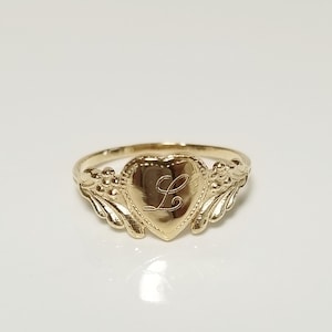 Anillo estilo antiguo victoriano de tamaño mediano con monograma en oro amarillo de 14 k con inicial L en cursiva y corazón en mayúscula BR01-28