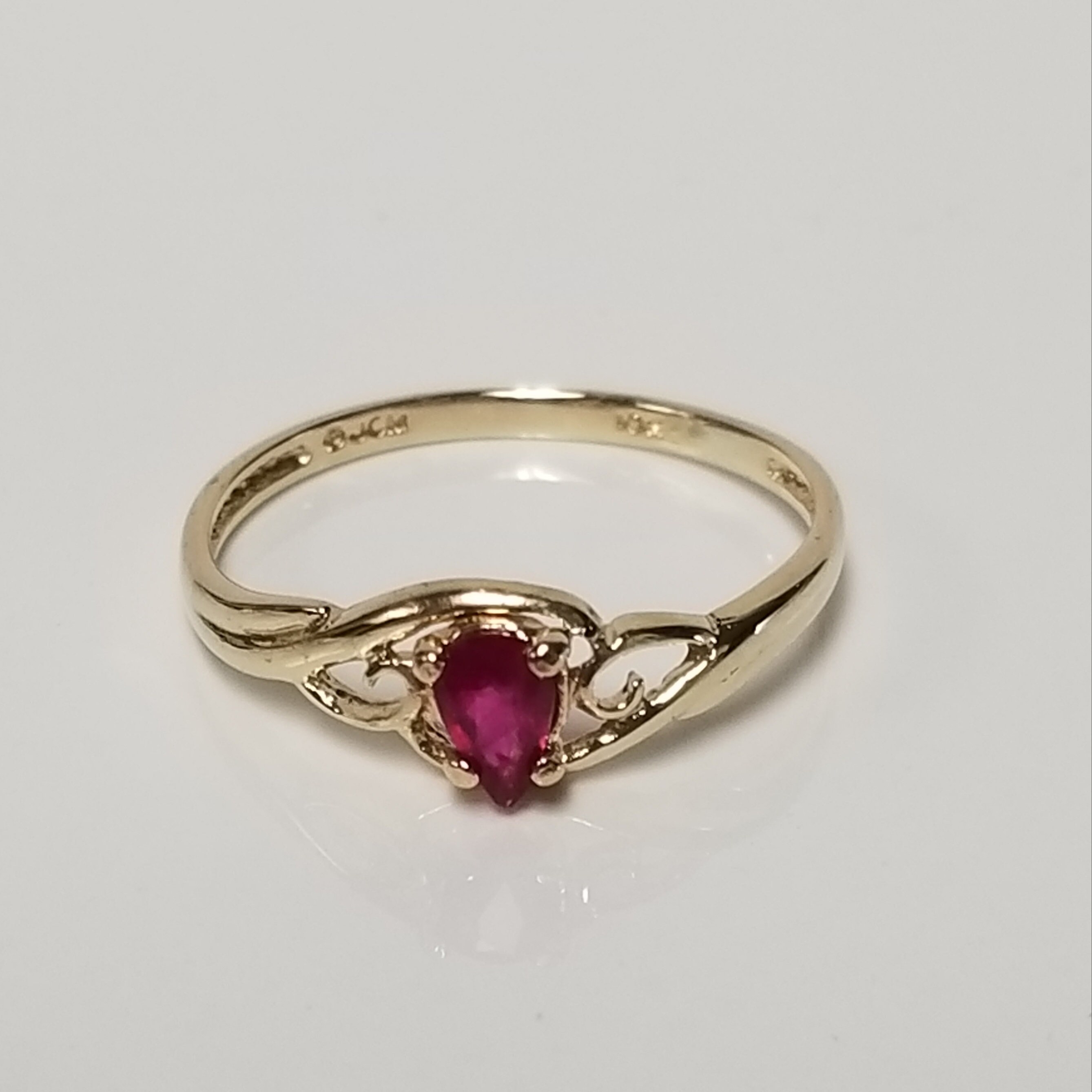 ルビーページ Size 6 Estate 10k Yellow Gold Natural .20ct Ruby Pear or