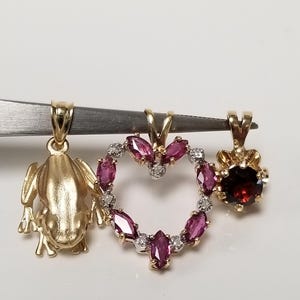 RESERVIERT Nicht zum Verkauf AUSWAHL Nachlassverkauf 14 Karat Gelbgold Frosch Kermit Natürlicher 0,50 Karat Granat Herz Rubin Diamant Anhänger Bullfrog GS4011