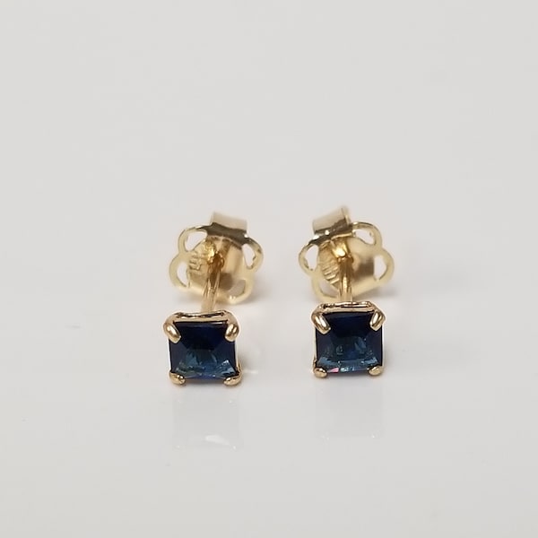 Estate 14k Yellow Gold Created .50ct Blue Sapphire Princess Cut Earrings Youth Studs GE390