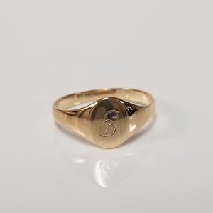 Anillo con monograma ovalado en oro amarillo de 14 k y letra E mayúscula, talla 1, inicial para bebé, meñique, niña, hija, G86