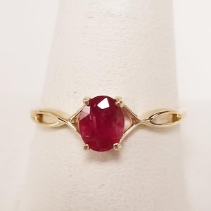 1.16 Grams Size 7 Estate 14k Yellow Gold Natural .50ct Red Ruby Oval Stone Sweetheart Ring G283