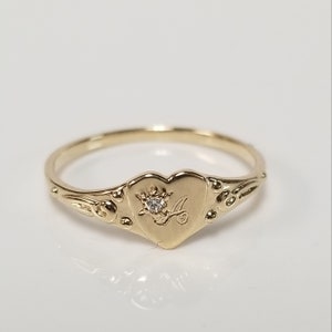 En storlek 3 Estate Signet 14k gult guld diamant initial versal kursiv A monogram hjärta prinsessa midi dotter lillfingerring GS2094-01
