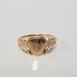 Anel de ouro amarelo 14k tamanho 3 V Estate com monograma cursivo V, coração maiúsculo, inicial midi, estilo vitoriano antigo BR01-28