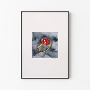 Puede incluir: Una pintura de acuarela de un anillo de oro con una gran piedra preciosa roja. El anillo está colocado sobre un fondo gris oscuro.