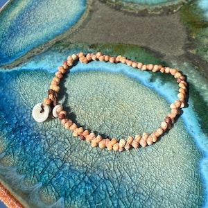 Handgemachtes Kahelelani Muschel Armband, Ni’ihau Muschel Lei, Puka Muschel Verschluss