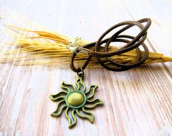 Patina Sonne Anhänger Halskette auf Vegan Brown Cord Ethnic Boho mit Geschenk-Beutel