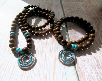 Holz Halskette und Armbänder Set, Braune Perlen mit Patina Kreise Anhänger auf Stretch Baumwollkordel mit Geschenktasche