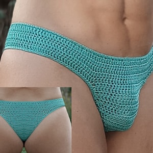 Puede incluir: Ropa interior de crochet de color turquesa, de talle bajo y con espalda de tanga.