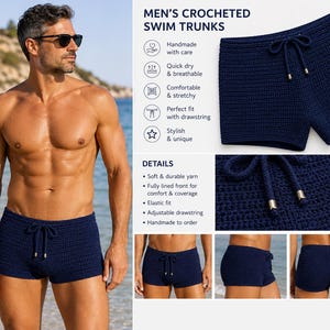 Könnte beinhalten: Dunkelblaue gehäkelte Badehose mit verstellbarem Kordelzug und metallischen Endstücken. Das Kleidungsstück hat ein strukturiertes Strickmuster, ein einfarbiges Design und einen kurzen Schnitt. Der Text enthält MEN'S CROCHETED SWIM TRUNKS, DETAILS und verschiedene Funktionssymbole.