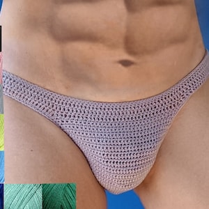 Op de afbeelding: Een gehaakt ondergoedstuk in lichtpaarse kleur. Het kledingstuk is gemaakt met een fijne, open weefsel en heeft een lage taille.