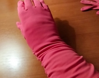 1 paire de gants Dents roses foncés vintage des années 40 avec élastique froncé sur les côtés de la main. V. bon état taille UK 7 gants 18