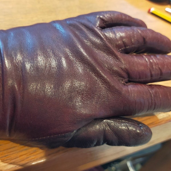 1 pair of  quality ladies deep red, brown thumb   leather vintage gloves with top stitching to top and cuff  UK size 7 gloves 3037
