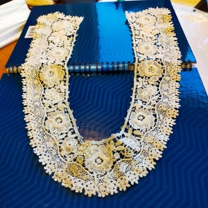 1800s Battenerg  antique ivory hand-made bobbin lace collar with embroidered flowers  26 &quot; neck X 3 15/16 &quot;     Collar 4035