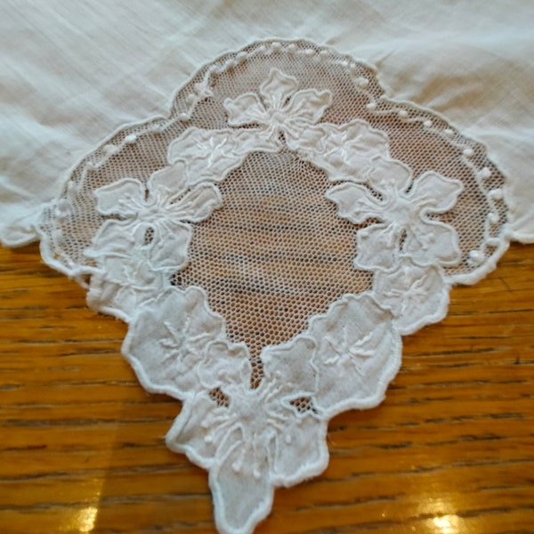 1 mouchoir de mariage ancien en dentelle française. Panneau d'angle en coton fin orné d'un anneau fleuri. Bord festonné. Carré de 9 3/8 po. Han2