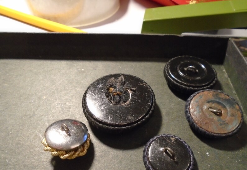 5 different French passementerie buttons 4 are pure cotton the other is gold thread with a real pearl various sizes 1800s Ref 8362