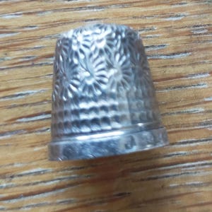 Dedal antiguo de plata raro con flores ligeramente dobladas de 3/4" de alto. Tamaño 7 con sello distintivo del Reino Unido. Letra de fecha James Swan L para 1960. Dedal 5