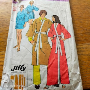 1970 年代のレディース バスローブ。長さは 2 種類。フロント ベルト付き。Simplicity 5685 裁断済み、サイズ 12、バスト 34 インチ SP667