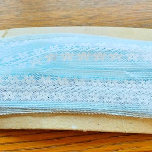 Renda de algodão azul e branco de ponta a ponta. Acabamento 202" X 1 1/8" de profundidade. (5 jardas e 22") Absolutamente encantador. No cartão original. Renda 4015