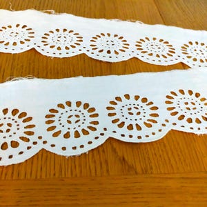 Unusual Antique 1800s white  lace  with scallop edge and large daisy design  40" long X  3 1/2 "  Lace 3181