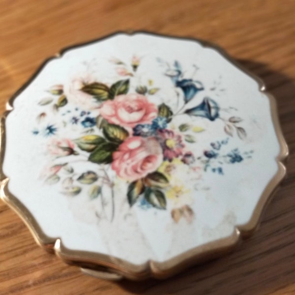 1 Fleurs compactes en émail Stratton avec une bordure fantaisie. Pas de bouffée ou de filet. Signé au dos. Diamètre de 3 1/4 po. Compact 23