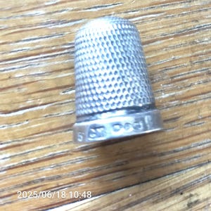 Dedal de plata antigua de 2,2 cm de alto, tamaño 7, con sello distintivo de Birmingham, Reino Unido, fecha con letra B de 1901, fabricado por C C May Thimble 10