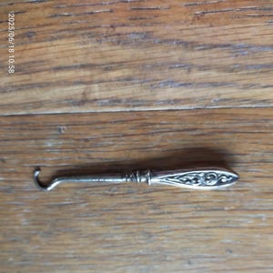 Antique silver button hook slightly   damaged but fully useable 2 3/4&quot; long Collatables 10