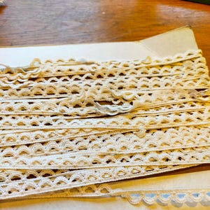 Raro pizzo bianco dei primi anni del 1900 adatto per bambole su carta originale Squisito. 420" X 7/16" Pizzo 17
