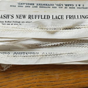 105" Antico bordo inglese con pizzo CaMBRIC su carta di credito J & J Cash originale in cotone bianco. Un regalo per lei. Pizzo 4188