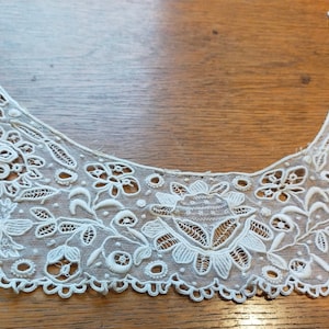 1 antique white fine lace collar with flowers leaves & ferns . 21 1/2 &quot; neck edge  4 1/2 &quot; at widest Collar 4022