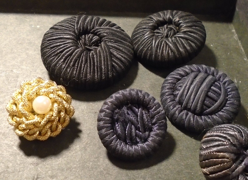 5 different French passementerie buttons 4 are pure cotton the other is gold thread with a real pearl various sizes 1800s Ref 8362