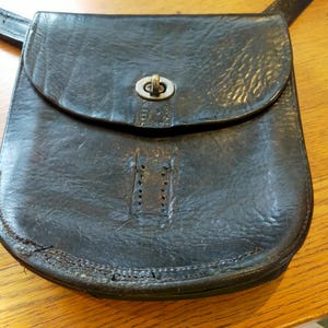 "1800er Schottische Posttasche/Handtasche aus braunem Leder mit Drehverschluss und 130 cm langem Henkel
