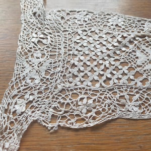 Crèmekleurige Maltese kanten kraag uit het begin van de 19e eeuw met lange puntige rand: 14 x 13 inch (hals).  Kraag 4100