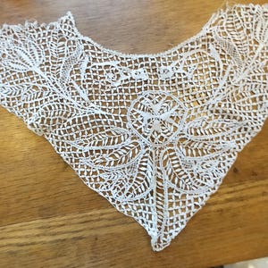Antieke Maltese witte katoenen kanten kraag uit de 19e eeuw met bloemen. 10&quot; x 8 1/2&quot; diep Een cadeau voor haar halsband 4032