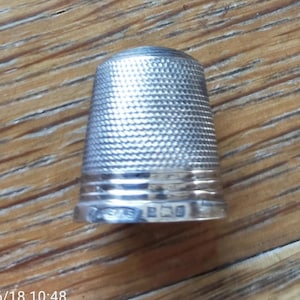Dedal de plata antiguo de 3/4" de alto, ligeramente doblado. Tamaño 6 con sello distintivo Birmingham Joseph Haywood del Reino Unido, fecha con letra b para 1976. Dedal 11.