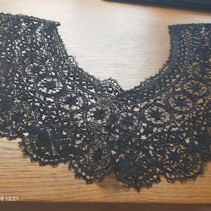 Zwarte katoenen Maltese kanten kraag, begin 19e eeuw, 16&quot; nek x 5 3/4&quot; diep, perfecte staat.  Kraag 4034