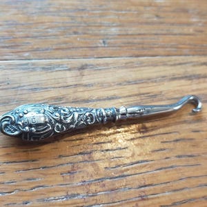 Gancho de botón de plata antigua, perfecto y totalmente utilizable. Sello de Birmingham, fecha G de 1906. 7,6 cm de largo. Coleccionables 11.
