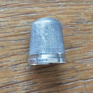 Dedal de plata antiguo raro, liso y ligeramente doblado, de 11/16" de alto, tamaño 7 con sello distintivo del Reino Unido, letra de fecha LL C para 1902, dedal 4