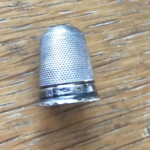Dedal de plata antiguo de diseño sencillo de 5/8" de alto. Tamaño 6 con sello del Reino Unido. Letra de fecha D de Northern Goldsmiths para 1903. Dedal 7.