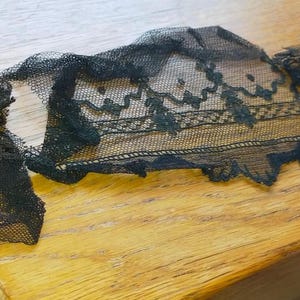 4 piccoli pezzi antichi di pizzo chantilly francese nero. Li uso per rifiniture o lavori artigianali. Regalo per lei. Pizzo 4183